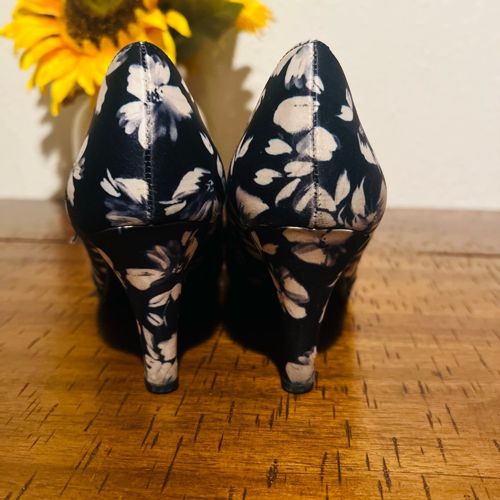 Naturalizer Women's Navy Floral Heels - Picture 4 of 7